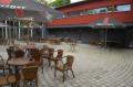 The courtyard of the youth hostel, used for eating and socialising (by Richard Hartmann)